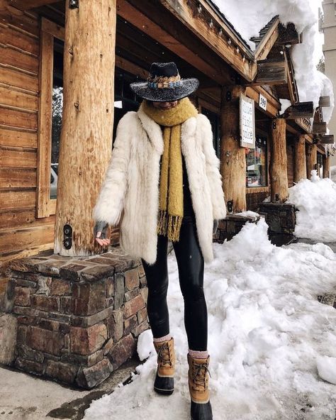 Tahoe Winter Outfit, Boat Winter Outfit, Lake Arrowhead Winter Outfit, Ski Town Dinner Outfit, Outfits For Aspen Colorado, What To Wear In Vail Colorado In Winter, Sun Valley Idaho Winter Outfits, Aspen Street Style, Aspen Chic Fashion Style