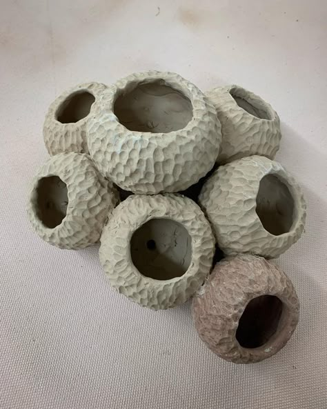 Organic Pottery Forms, Hollow Natural Ceramic Forms, Plaster Sculpture Ideas, Ceramic Pinch Pots, Hantverk Diy, Organic Ceramics, Pottery Form, Diy Ceramic, Pottery Painting Designs