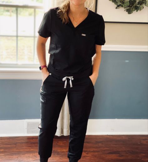 Figs Scrubs Outfit Joggers, Vet Scrubs Uniform, Figs Black Scrubs, Cute Figs Scrubs, Chiropractor Outfit Women, Medical Assistant Outfit Scrubs, Womens Scrubs Fashion, Massage Therapist Outfits For Women, Figs Scrubs Outfit Women