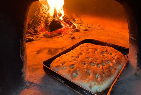 Fireplace Cooking Indoor Recipes, Wood Fire Oven Recipes, Ooni Recipes, Wood Fired Bread, Clay Pizza Oven, Wood Fired Oven Recipes, Fireplace Cooking, French Kitchens, Fire Oven