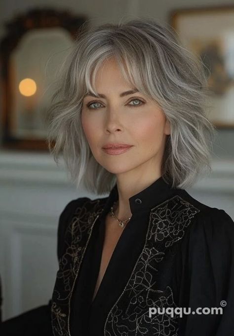 Platinum Hair Makeup Looks, Hairstyles For Gray Hair, Hair Color Guide, Grey Hair Looks, Going Grey, Grey Hair Inspiration, Layered Haircuts For Medium Hair, Beautiful Gray Hair, Gray Hair Cuts