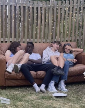 Room Mates Aesthetic, Friends Sitting On Couch, Friends House Party, Tint Aesthetic, House Party Movie, Urban Party, Uk Parties, Scene Aesthetic, Couple Friends