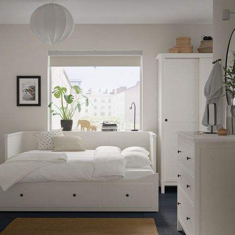 Hemnes Daybed Room Ideas, Hemnes Bedroom Ideas, Hemnes Bedroom, Lit Banquette 2 Places, Daisy Bedroom, Ikea Hemnes Bed, Hemnes Day Bed, Hemnes Ikea, Brimnes Bed