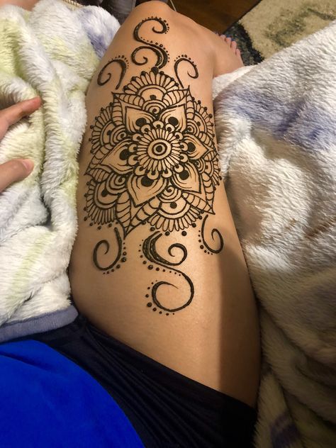 Henna on leg Henna Motive, Henna Leg Tattoo, Thigh Henna, Leg Henna Designs, Small Henna Tattoos, Ramadan Henna, Tato Paha, Cute Henna Designs, Cute Henna Tattoos