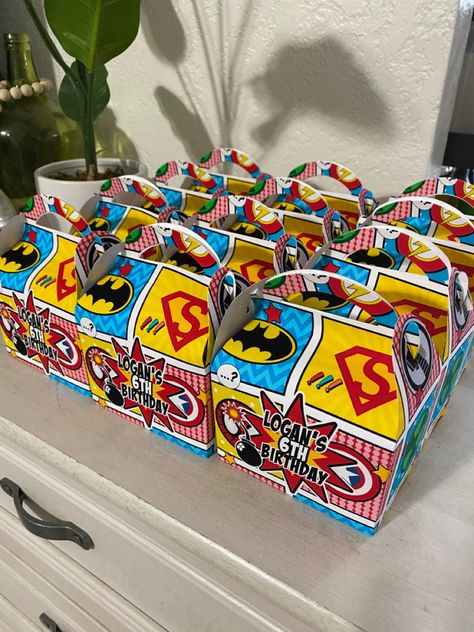 Super hero gift boxes Superhero Loot Bag Ideas, Spiderman Birthday Theme, Superhero Theme Birthday Party, Party Bags Kids, Birthday Giveaways, Avenger Birthday Party, Superhero Gifts, Superhero Kids, Avengers Party