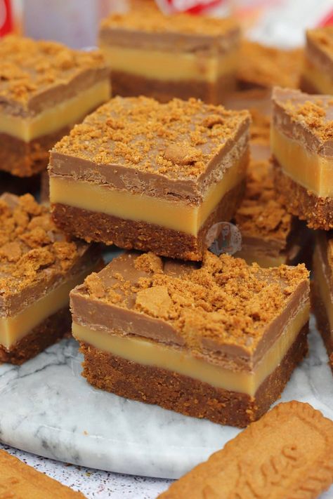 Biscoff Millionaires Traybake Biscoff Millionaires, Millionaires Shortbread, Biscoff Recipes, Janes Patisserie, Biscoff Biscuits, Tray Bake Recipes, Slices Recipes, Sweet Treats Recipes, Chocolate Topping