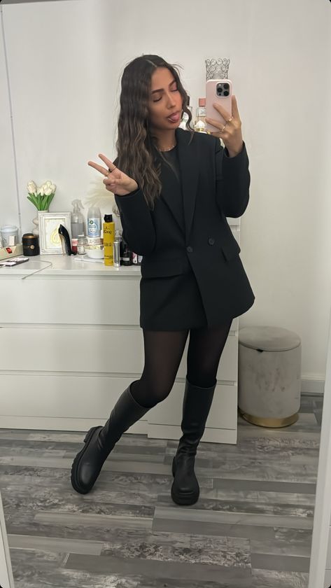 Outfits With Black High Heel Boots, Christmas Work Do Outfit, Midi Boots Outfits, Zara 2024 Winter, Ootd Blazer Noir, Kino Date Outfit, Blazer Boots Outfit, Ootd Classe, Outfit Blazer Noir