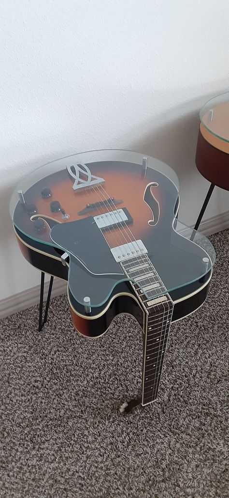 Home Decor With Guitar, Music Inspired Furniture, Music Inspired Living Room Decor, Guitar Themed Room, Vintage Recording Studio Aesthetic, Rock N Roll Living Room Vintage, Music Themed Room Decor, Old Guitar Ideas, Music Themed Rooms Interior Design