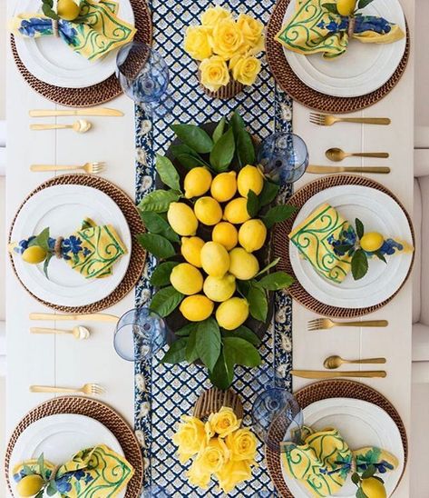 Tips to Set a Gorgeous Summer Tablescape - Red Soles and Red Wine Lemon Table Decor, Lemon Themed Party, Decorating Table, Summer Table Decorations, Summer Tablescapes, Deco Champetre, Tafel Decor, Country Decorating, Table Setting Decor