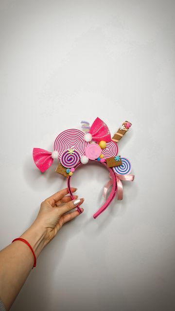 Candy Headband Diy, Alice In Wonderland Fancy Dress, Candy Headband, Diy Carnaval, Christmas Attire, Diy Pinata, Wire Headband, Instagram Diy, Willy Wonka