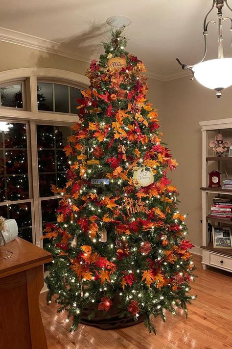 White Fall Christmas Tree Ideas, Christmas Tree With Fall Decorations, Fall Decor Christmas Tree, September Christmas Tree Ideas, Thanksgiving Trees Ideas, All Year Round Christmas Tree, Thanksmas Decorations, Fall Decorated Christmas Trees, Thanksgiving Christmas Tree Ideas