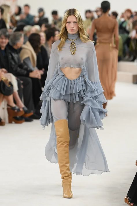 Chloé Fall 2024 Ready-to-Wear Runway, Fashion Show & Collection Review [PHOTOS] Chloe Outfit, Chloe Fashion, Boho Chique, Affordable Swimwear, Trendy Swimsuits, Runway Trends, Fashion Show Collection, Fall 2024, Fashion History