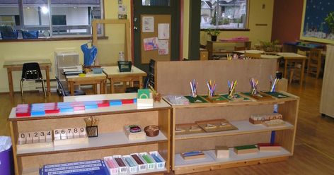 Here is an outline of a typical day in the Montessori preschool classroom, as a guide for help with Montessori schedule and routine planning. Montessori Preschool Classroom, Classroom Daily Schedule, Montessori Teacher, Montessori Environment, Toddler Classroom, Classroom Layout, Classroom Routines, Montessori Preschool, Montessori Math