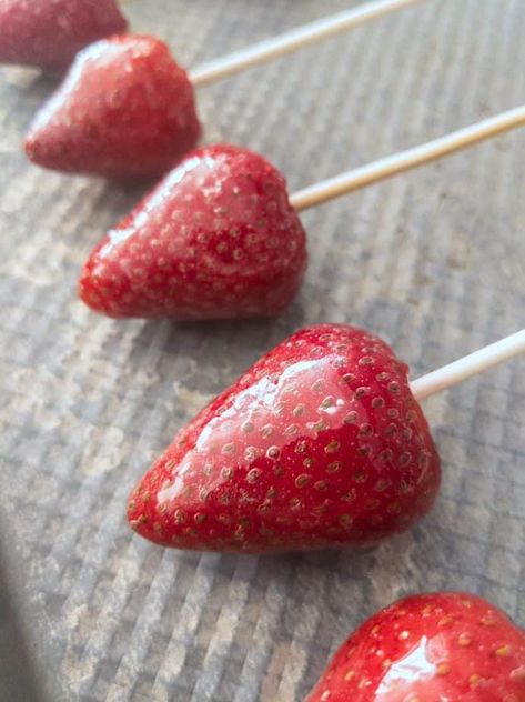 Japanese Candied Strawberries, Glass Strawberries Recipe, Glass Fruit Recipe, Candy Coated Strawberries, Candy Strawberries Recipe, Candied Berries, Fae Food, Candy Strawberries, Glass Strawberries