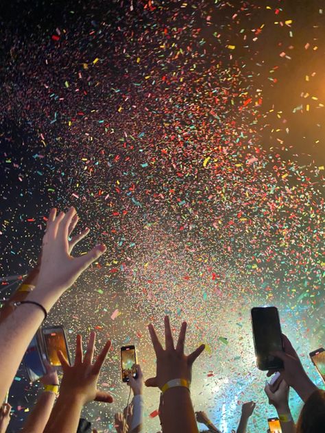 Concert Confetti Aesthetic, Festival Aesthetic Wallpaper, Festival Aesthetic Night, Show Aesthetic Music, Concert Astethic, Confetti Aesthetic, Music Concert Aesthetic, Summer Festival Aesthetic, Concert Confetti