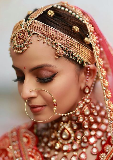 Head Jewelry Indian, Diwali Gift Items, Bridal Head Jewelry, Maharashtrian Bride, Wedding Hindu, Bridal Makeup Videos, Bride And Groom Cartoon, Jeweled Wedding Dress, Shrenu Parikh