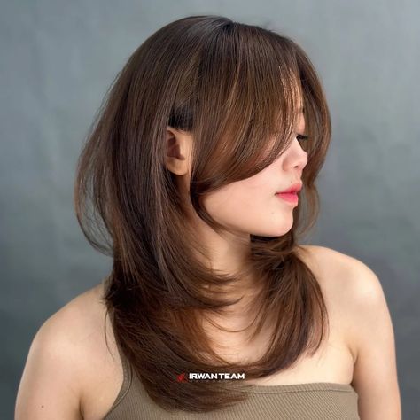 Chocolate Brown Medium Length Hush Cut Hair Framing Face Medium, Straight Hair With Face Framing Layers, Medium Length Haircut Side Bangs, Side Bangs Layers, Hair Trends With Bangs, Face Framing Side Bangs, Face Frame Bangs, Bleaching Black Hair, Hush Cut