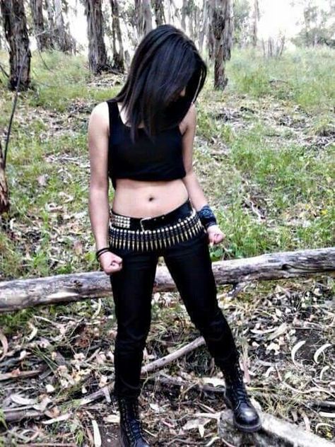 Bullet belt Metal Girl Style, Black Metal Fashion, Metalhead Fashion, Bullet Belt, Skinhead Reggae, Metalhead Girl, Punk Woman, Reggae Style, Heavy Metal Fashion