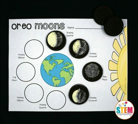 Such a fun way to teach kids about the phases of the moon! Make Oreo moon phases! Oreo Moon Phases, Moon Phases Activities, Outer Space Activities, About Moon, 1st Grade Science, 4th Grade Science, Space Activities, 6th Grade Science, Homeschool Science