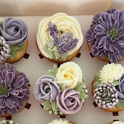 Purple And Green Wedding Cupcakes, Bridal Shower Cake Purple, Minimalist Cupcakes Design, Purple Floral Cupcakes, Plant Cupcakes, Pink And Purple Cupcakes, Wildflower Cupcakes, Lilac Cupcakes, Purple Wedding Cupcakes