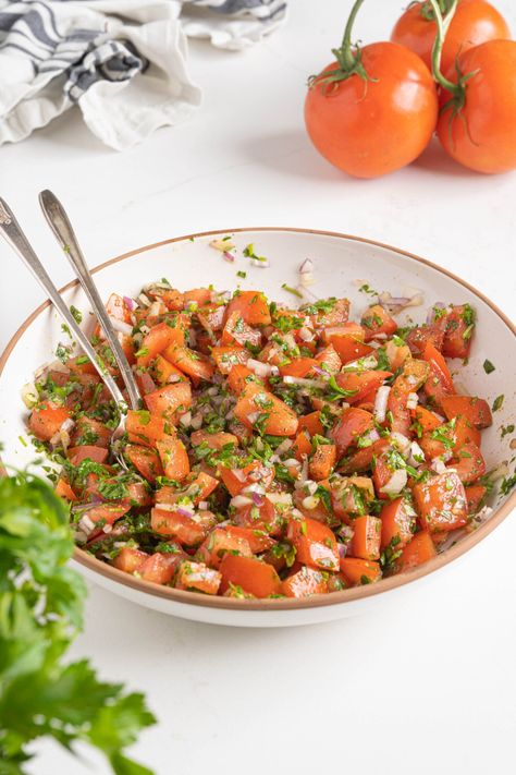 Classic Moroccan Tomato Side Salad - Salima's Kitchen Moroccan Beet Salad, Moroccan Tomato Salad, Moroccan Side Dishes, Moroccan Chickpea Salad, Moroccan Lentil Carrot Salad, Moroccan Carrot Salad, Moroccan Salad, Food Magic, Mediterranean Cooking