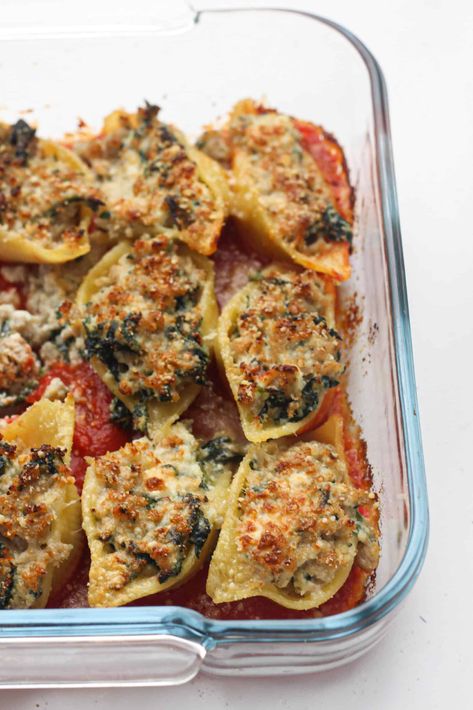 Salmon and spinach stuffed pasta shells Salmon Stuffed Shells, Salmon Ricotta, Salmon Stuffed, Chicken Stuffed Shells, Shell Pasta Recipes, Spinach Stuffed Shells, Stuffed Salmon, Garlic Roasted Broccoli, Salmon Spinach