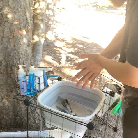 DIY camping sink. Diy Camping Sink Station, Diy Camp Sink, Camp Sink, Camping Sink, Camping Bathroom, Portable Sink, Washing Station, Hand Washing Station, Outdoor Sinks