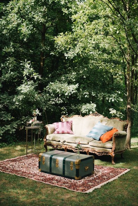 Wedding Living Room Decor, Vintage Furniture Wedding Lounge, Vintage Outdoor Aesthetic, Bridgetown Wedding, Photo Booth Vintage, Vintage Furniture Wedding, Vintage Couch, Wedding Lounge, Wedding Wonderland