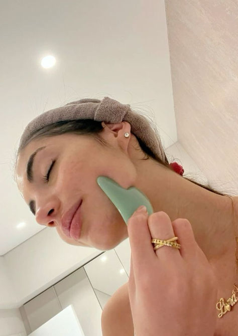 Level up your skincare routine with a gua sha to lift your skin and improve fine lines with upwards pressure, but guasha also helps to shape your jawline. Snatched Face Gua Sha, Gua Sha Routine, Face Rollers, Gua Sha Stone, Gua Sha Set, Jade Gua Sha, Eye Puffiness, Life Vision, Face Roller