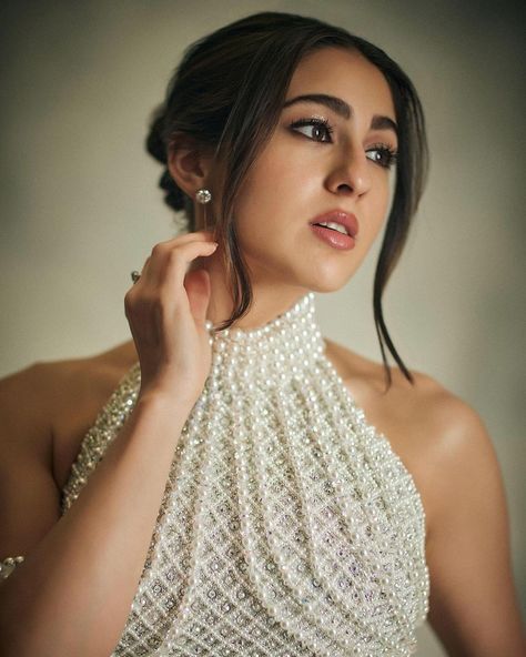 Sara Ali Khan pics #saraalikhan #sara #beauty #bollywood Bollywood Photos, Sara Ali Khan, Ali Khan, Actress Pics, Dark Brown Hair, Hair Color For Black Hair, Hottest Celebrities, Pregnancy Photoshoot, Bollywood Fashion