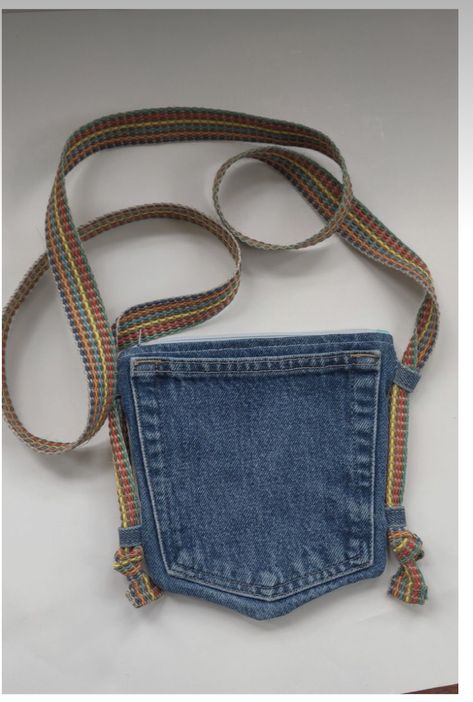 Diy Purse Strap Ideas, Jean Pocket Purse Diy Tutorials, Jean Sewing Projects, Denim Coasters, Jean Pocket Purse, Diy Bags Jeans, Jeans Purse, Blue Jean Purses, Upcycled Purse