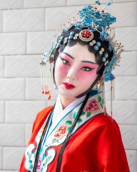 Young Woman Wearing Traditional Chinese Clothing and Makeup · Free Stock Photo Traditional Chinese Makeup Look, Chinese Opera Costume, Chinese Traditional Makeup, Traditional Chinese Makeup, Chinese Reference, Ethnic Makeup, Traditional Chinese Clothing, Chinese Makeup, People Drawing