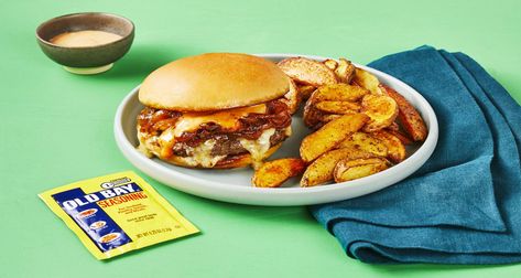 Simple, convenient, and delicious: that’s what’s in store with our White Cheddar Wonderburgers recipe, made with pre-measured, high-quality ingredients. Pork Burgers Recipes, Hellofresh Recipes, Fresh Meals, Hello Fresh Recipes, Fries Recipe, Smash Burger, Blue Apron, Old Bay, Starbucks Recipes