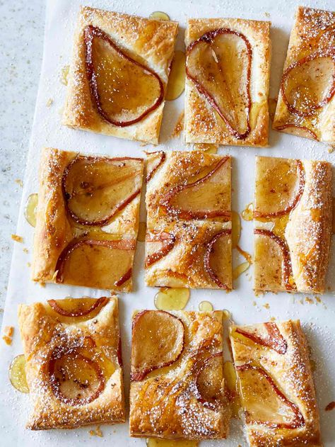 Pear Tart Recipe, Caramelized Pear, Spinach Puff Pastry, Spoon Fork Bacon, Breakfast Pastry, Pear Tart, Puff Pastry Tart, Beautiful Breakfast, Simple Dessert