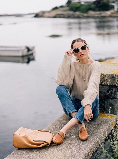 6 Fall Shoes to Wear That Aren’t Boots #theeverygirl Loafers Outfit, Look Jean, Beige Jeans, Mode Casual, Fashion Business, Fashion Weeks, Fall Shoes, Sweaters And Jeans, Looks Style