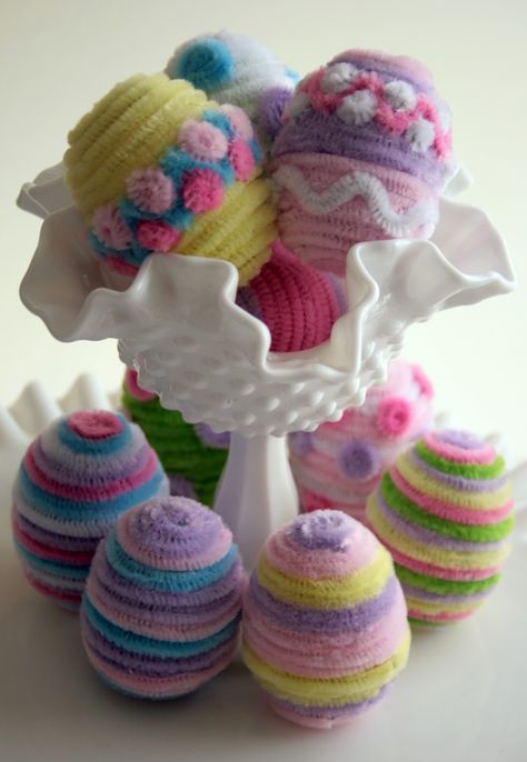 Pajama Crafters: Fuzzy Easter Eggs...made with pipe cleaners Diy Snowman Ornaments, Diy Schneemann, Snowman Crafts Diy, Pipe Cleaner Crafts, Crafts Easter, Diy Snowman, Rainbow Crafts, Easter Projects, Friday Favorites