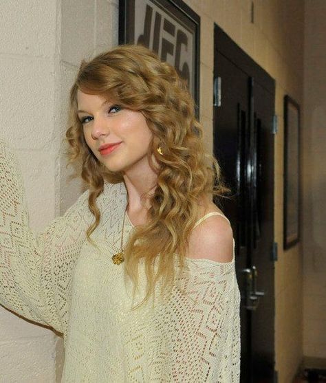 Taylor Swift Backstage, Young Taylor Swift, Red Carpet Photos, Blonde Cat, Country Music Awards, Taylor Swift Web, Estilo Taylor Swift, Long Live Taylor Swift, Swift 3