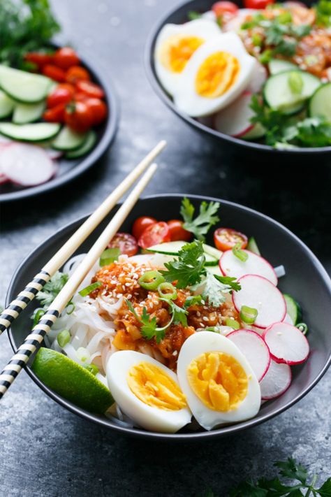 These Cold Spicy Kimchi Noodles are surprisingly refreshing, topped with a spicy kimchi sauce and a soft-boiled egg. Kimchi Sauce, Kimchi Noodles, Spicy Kimchi, Noodles Spicy, Breakfast Salad, Noodles Recipe, Asian Inspired Recipes, Asian Foods, Boiled Egg