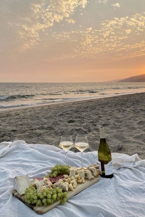 Proposal Pictures, Birthday Picnic, Beach Proposal, Picnic Inspiration, Winter Beach, Cute Date Ideas, Beach Date, Picnic Date, Romantic Beach