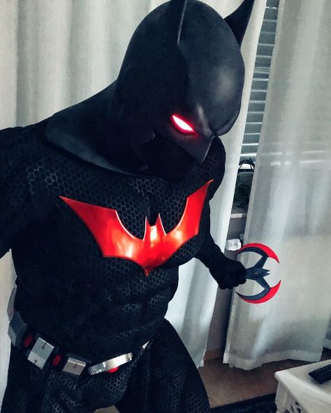 Batman beyond Batman Beyond Costume, Batman Beyond Cosplay, Dc Pictures, Armadura Cosplay, Batman Armor, Batman Costumes, Batman Cosplay, Batman Poster, Superhero Cosplay