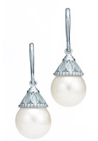 Cultured pearl and silver earrings, Tiffany & Co., Ziegfeld collection for the Great Gatsby 2013.  bonconseil.us Tiffany Pearl Earrings, Tiffany Pearls, Art Deco Jewellery Design, Gatsby Jewelry, Tiffany And Co Jewelry, Tiffany Earrings, Carey Mulligan, Freshwater Pearls Earrings, The Great Gatsby