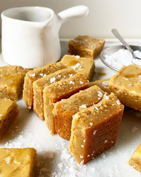 Salty Maple Brown Butter Blondies | e2 bakes brooklyn Best Baked Desserts, Brown Butter Maple Blondies, Brown Butter Bars, Desserts With Butter, September Baking Ideas, Brown Butter Baking, Maple Blondies Recipe, Maple Recipes Desserts, Party Baking Ideas