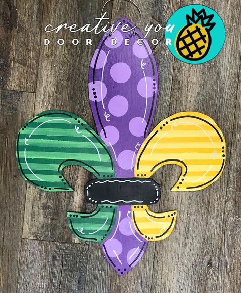 Mardi Gras Door, Mardi Gras Diy, Mardi Gras Crafts, February Crafts, Door Hangers Diy, Mardi Gras Decorations, Acrylic Craft Paint, Mardi Gras Mask, Stained Glass Projects