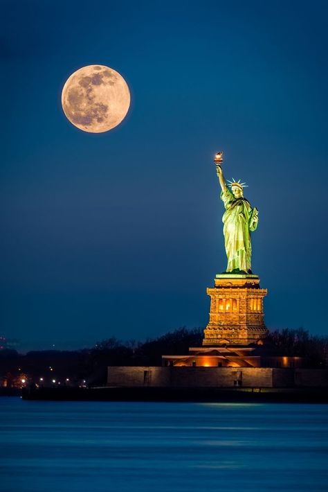 Liberty Wallpaper, Liberty New York, New York Wallpaper, Voyage New York, The Statue Of Liberty, Ny City, Lady Liberty, Beautiful Moon, Night City