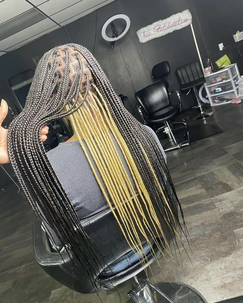 Peekaboo Blonde Braids With Curls, Black Braids With Brown Peekaboo, Peekaboo Braids With Curls At The End, Brown And Blonde Peekaboo Braids, Peakaboobraids Black And Blonde, Black And Blonde Peekaboo Braids, Godess Peekaboo Braids, Blonde Peekaboo Braids, Cute Box Braids Hairstyles Ideas