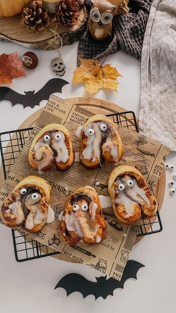 Halloween Cinammon Roll, Spooky Cinnamon Rolls, Ghost Buns, Halloween Cinnamon Rolls, Store Bought Cinnamon Rolls, Candy Eyes, Halloween Breakfast, Halloween Dessert, Halloween Baking