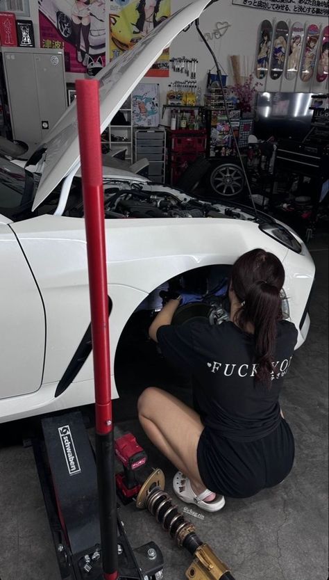 mechanic girl Mechanic Girl, Mechanics Aesthetic, Woman Mechanic, Girl Mechanics, Mechanic Life, Vw Mk1, Cool Car Pictures, Street Racing, Future Lifestyle