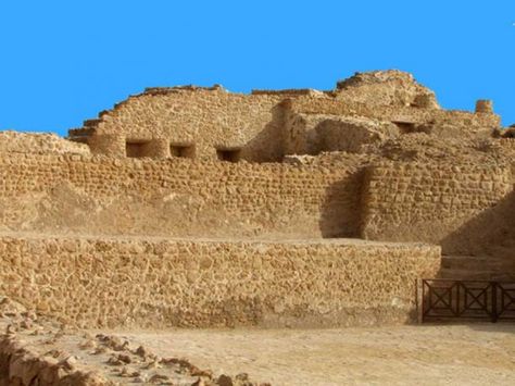 Qal’at al-Bahrain, the ‘ancient harbor and capital’ of the Dilmun civilization. Bronze Age Civilization, Ancient Near East, Ancient Origins, Shed Light, Historical Period, Jewelry Workshop, Machu Picchu, The Middle East, Bahrain