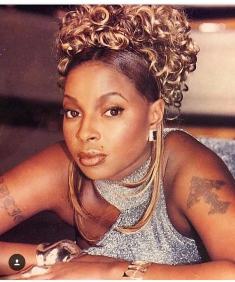 Mary J Blige 90s Hip Hop Hairstyles, Hairstyles In The 90s, Mary J Blige 90s, Hip Hop Hairstyles, 90's Hairstyles, Black Hair 90s, Power Aesthetic, 90s Haircuts, 90’s Hairstyles