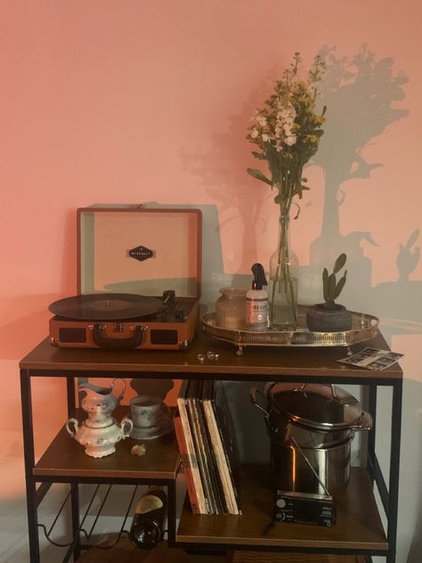 Sunset Light Bedroom Aesthetic, Record Table Aesthetic, Candles And Record Player, Jazz Aesthetic Apartment, Cute Record Player Setup, Record Player Set Up Aesthetic, Record Table Decor, Record Player In Living Room, Aesthetic Record Player Setup